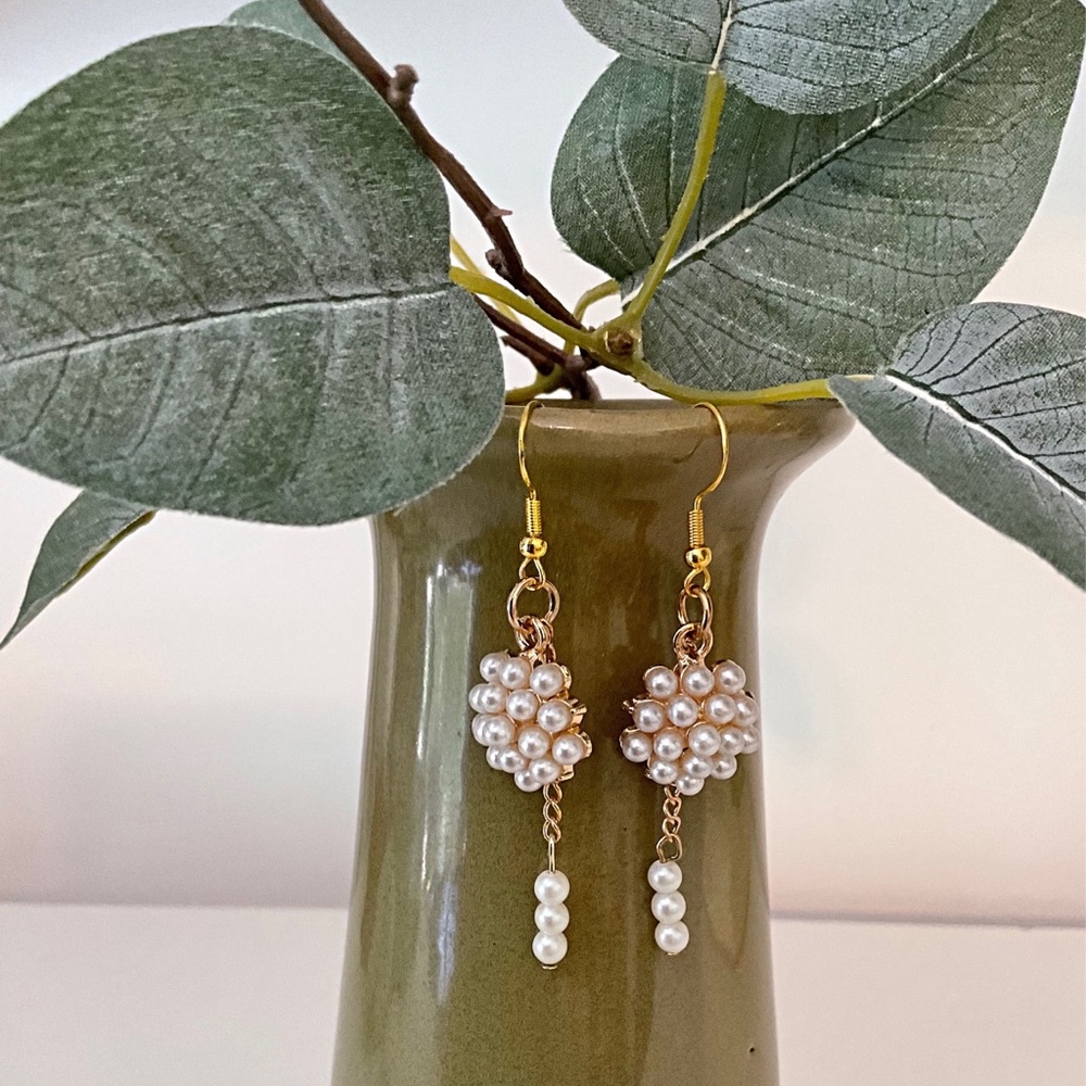 Cluster of Pearls Earrings. Gold Chain Dangling Pearl, Perfect Causal Or Dressy. - Picture 5 of 5